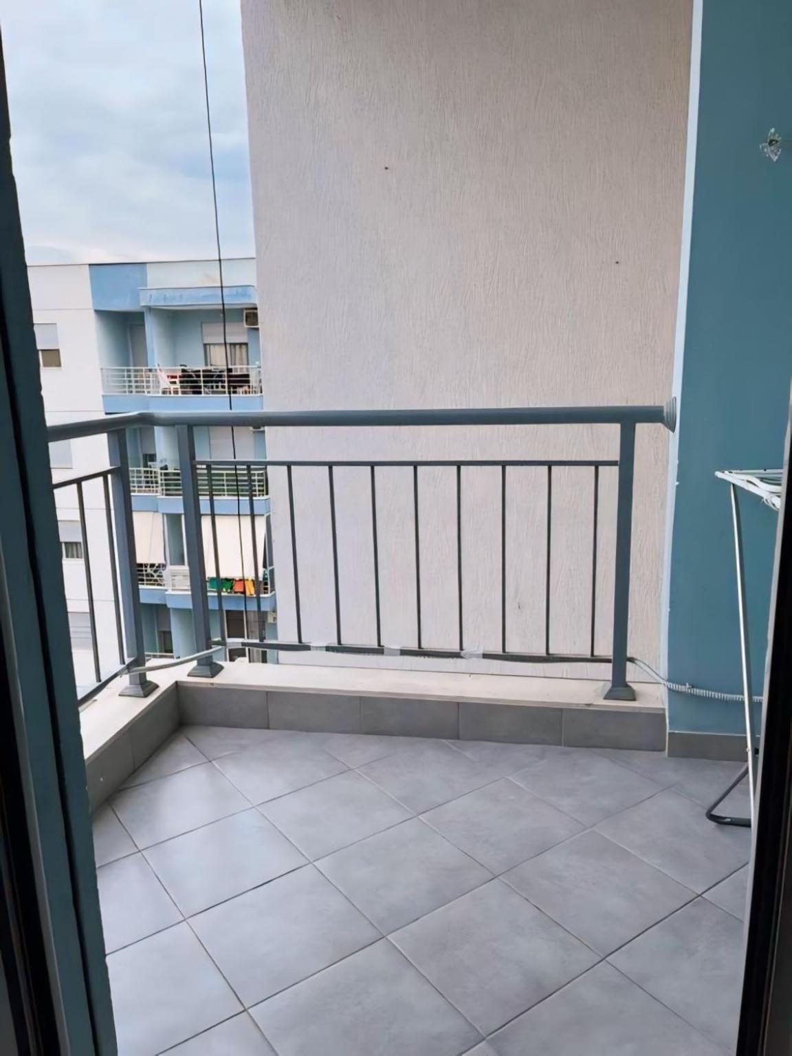 Gerald'S Central Apartments Vlorë Rum bild